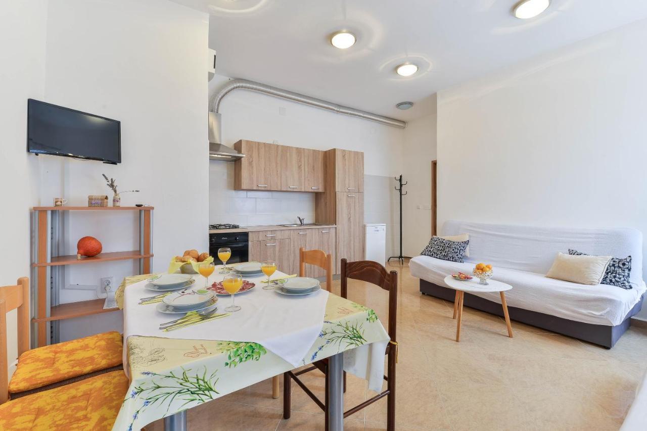 Apartments Lavanda Turanj Eksteriør bilde